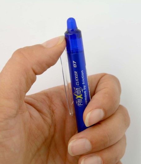 PILOT - FriXion Ball Clicker, set di 5 penne a scatto cancellabili con  inchiostro termosensibile, penna roller ricaricabile ed ergonomica, nei  colori nero, blu, rosso, verde, punta media : : Cancelleria e